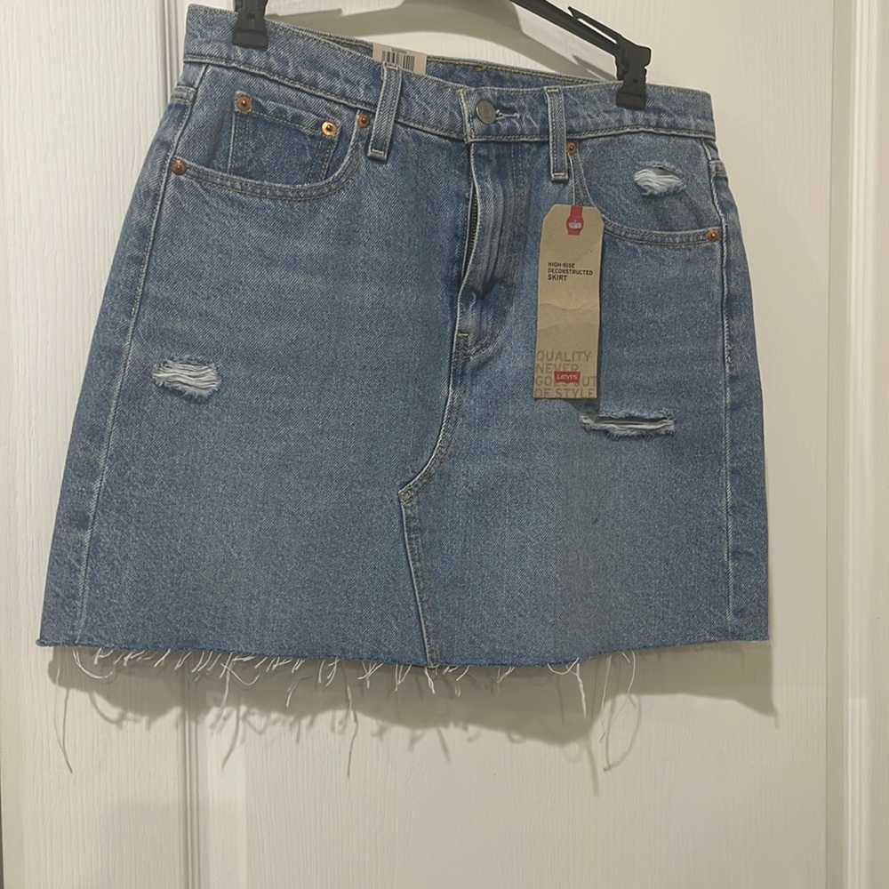 NWT size 8 Levi’s high rise skirt.